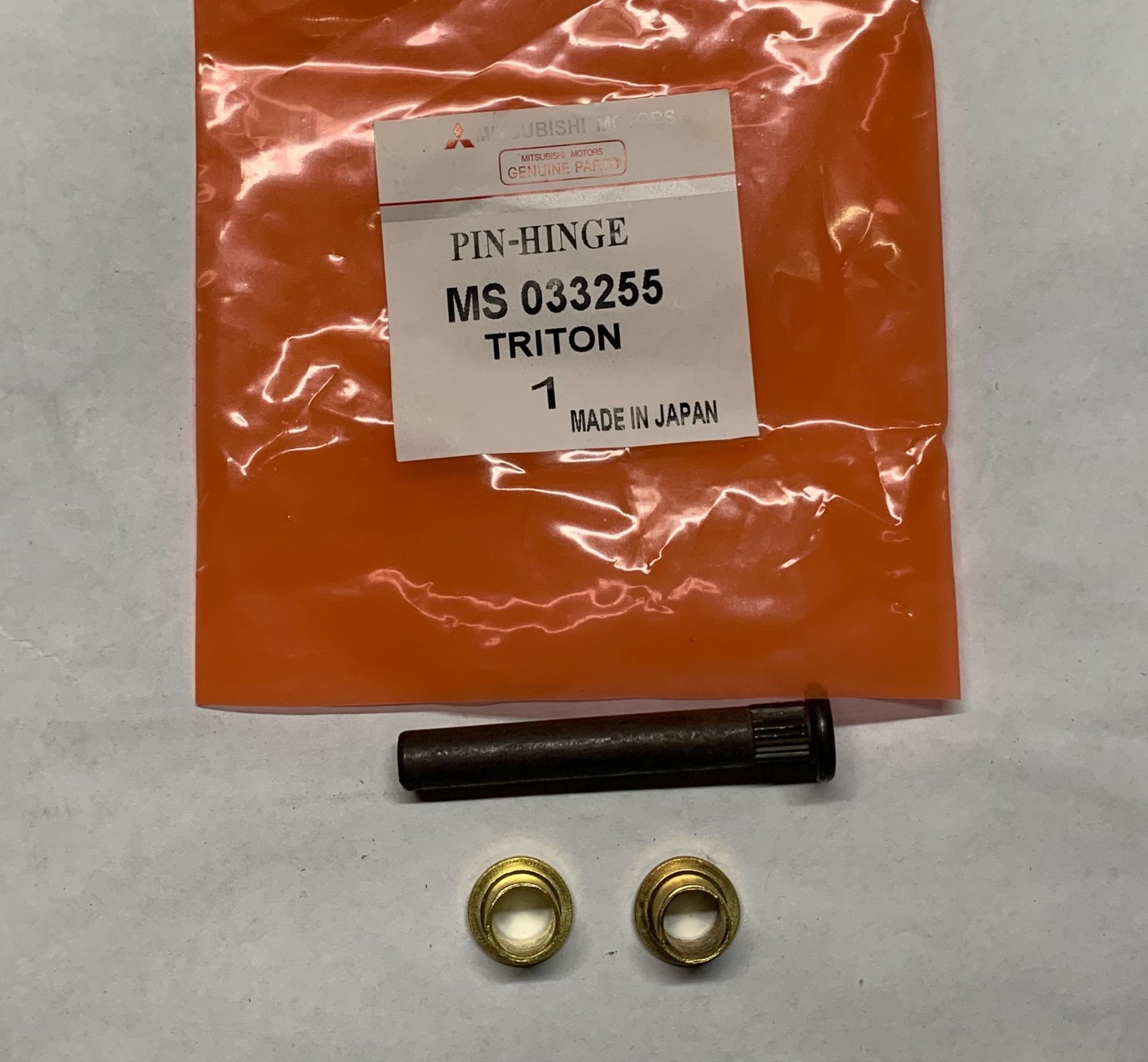 บุ้ชพร้อมสลักประตู. ไททัน