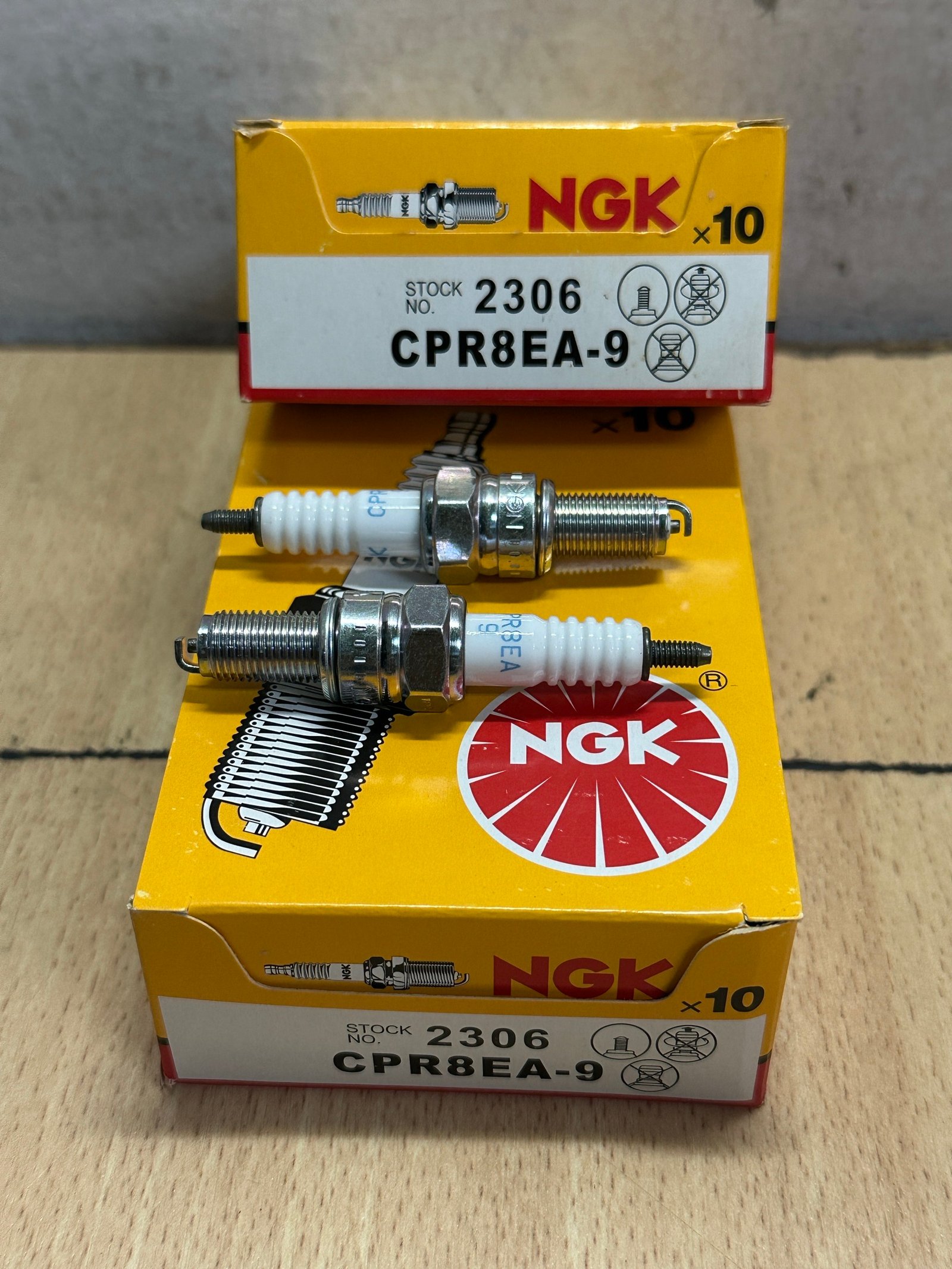 หัวเทียนมอเตอร์ไซค์  Triumph / Phantom200 / Ducati.  10mm